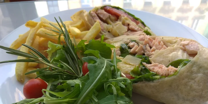 Čerstvá napěchovaná tortilla s grilovaným lososem, zeleninou a hranolky