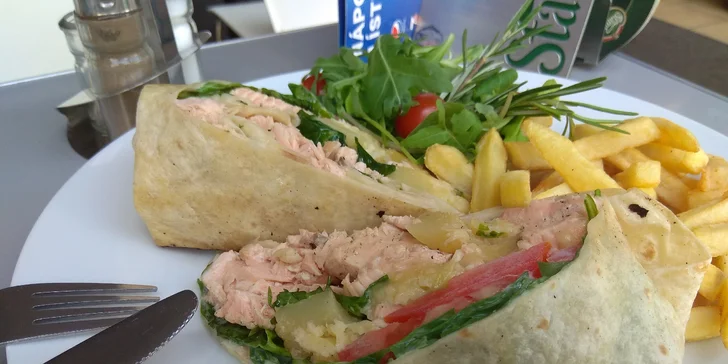 Čerstvá napěchovaná tortilla s grilovaným lososem, zeleninou a hranolky