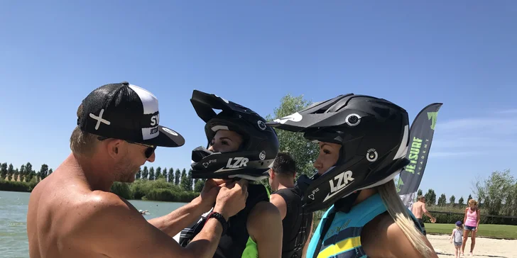 Rozjeďte to na motorovém surfu: hodinová lekce jetsurfingu ve Valticích