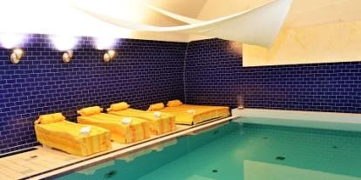 V aqua zóně je relaxační bazén vyhřátý na cca 30 °C a finská sauna. 