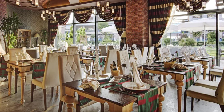 Skutečným zážitkem je návštěva dalších 7 restaurací, mezi kterými nechybí vyhlášená italská, asijská či turecká restaurace à la carte. 