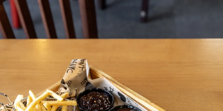 K tomu dostanete porci hranolků, salát coleslaw a jednu z osmi domácích omáček – od pečeného česneku až po pálivé jalapeño.

