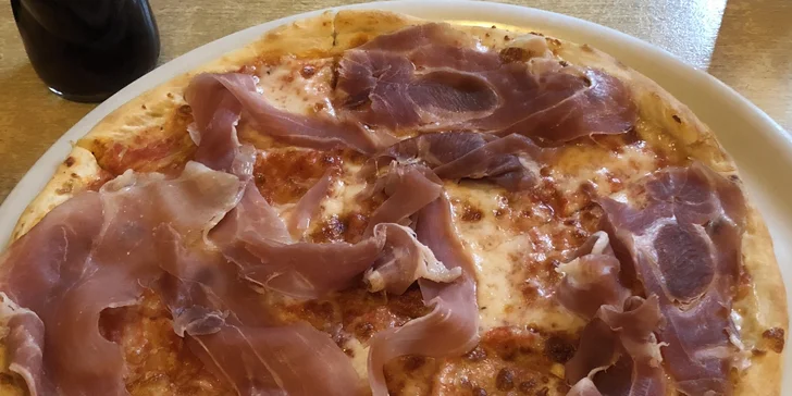Bowling a kulečník s pizzou, burgery, řízky či kuřecími paličkami i pivy až pro 8 osob