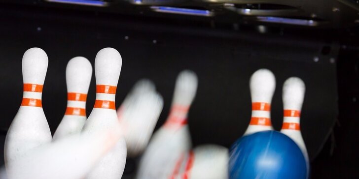 Hodina bowlingu pro celou partu kámošů včetně půjčení bot