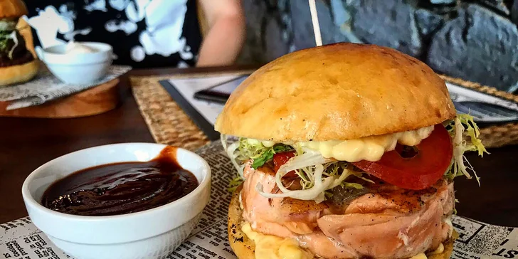 Hovězí či lososový burger s americkými bramborami nebo salátem Coleslaw
