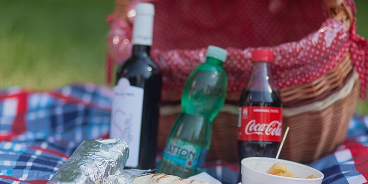 Hurá na piknik: tortilly s krůtími prsíčky, salát, nápoje a třeba i víno