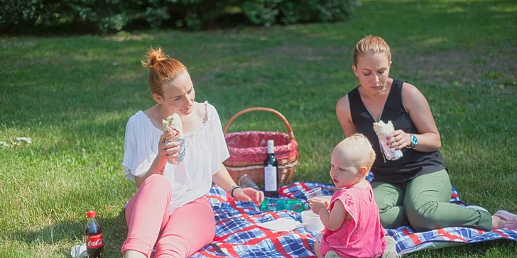 Hurá na piknik: tortilly s krůtími prsíčky, salát, nápoje a třeba i víno