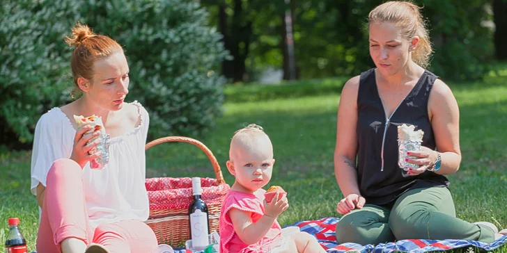 Hurá na piknik: tortilly s krůtími prsíčky, salát, nápoje a třeba i víno