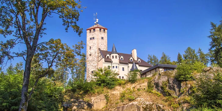 Dovolená s výhledem: lesní hotel nad Libercem s rozhlednou a polopenze