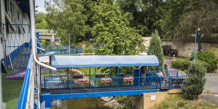 Letní pohoda na vlnách Vltavy: 2–3 dny se snídaní v botelu v centru Prahy