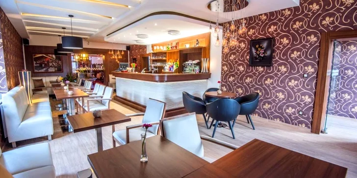 Součástí penzionu je i nově zrekonstruovaná kavárna a bar.