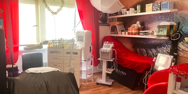 Přístroj řídí počítač, který vyhodnotí stav pleti a podle toho naplánuje intenzitu a rozsah zákroku.