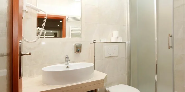 Každý pokoj má vlastní koupelnu s WC a sprchovým koutem nebo vanou.