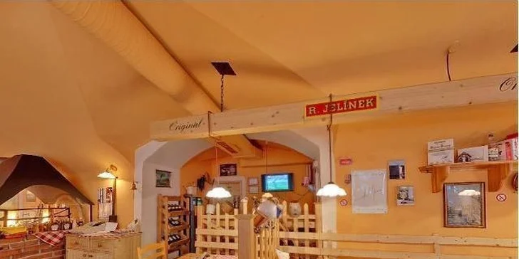 Světlý interiér je zařízen ve dřevě a je velice útulný.