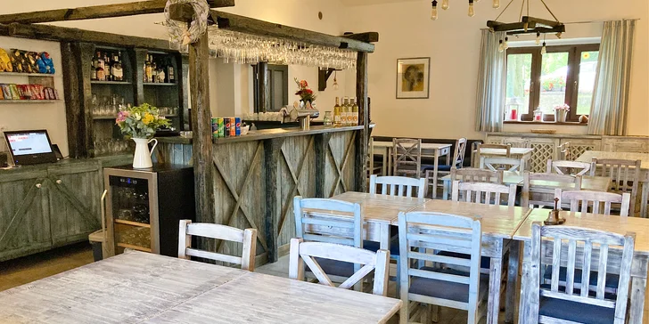 Užít si můžete i bar se širokým výběrem nápojů a koktejlů.