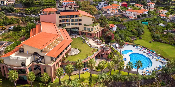 Hotel disponuje dvěma venkovními bazény.