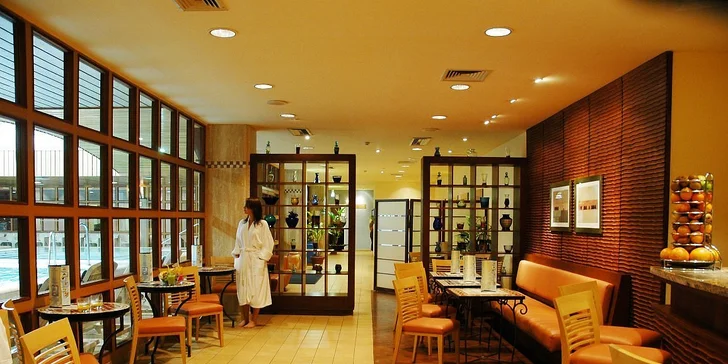 Ve wellness je Spa Bistro, kde nabízejí džusy, sendviče i polévky. 