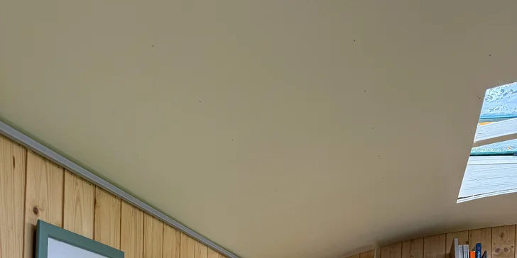 Najdete tady sdílenou knihovničku i deskové hry.
