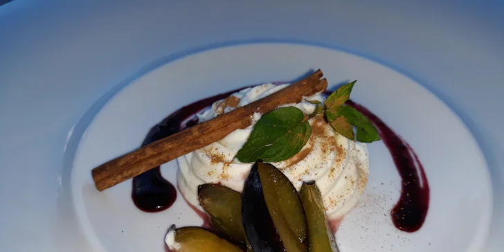 Višňová espuma (krém s omáčkou z višní, karamelu a červeného vína s čerstvým ovocem v medu) 