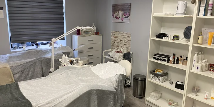 Můžete se těšit na úvodní lázeň chodidel, pečlivé ošetření nehtů i ztvrdlé kůže, peeling i závěrečný krém. 