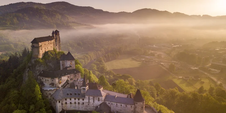 Pohled na impozantní Oravský hrad vás určitě nadchne, od penzionu to k němu nebudete mít daleko (13 km).