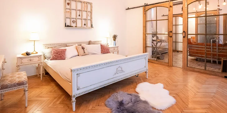 Připraven pro vás bude levandulový pokoj s koupací kádí, kde si hned po příjezdu užijete božskou levandulovou lázeň i s lahví vína.