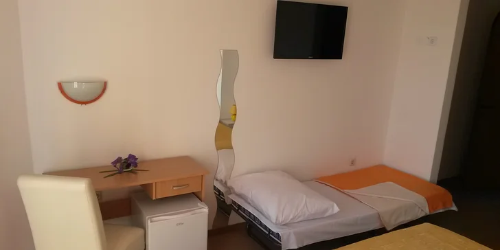 K vybaveniu patrí manželská posteľ s možnosťou jednej prístelky, minibar a telefón.