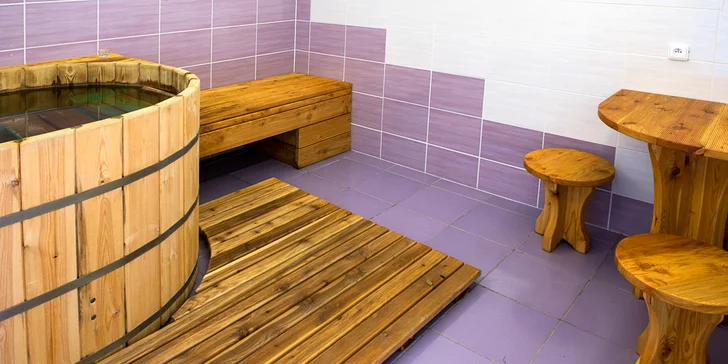 Wellness s originální vířivou vanou vybudovanou z dřevěného sudu a prostornou finskou saunou bude vaše na celých 60 minut.