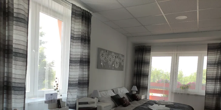 Součástí každého pokoje je kuchyňský kout, televize a Wi-Fi připojení, sociální zařízení a sprchový kout. 