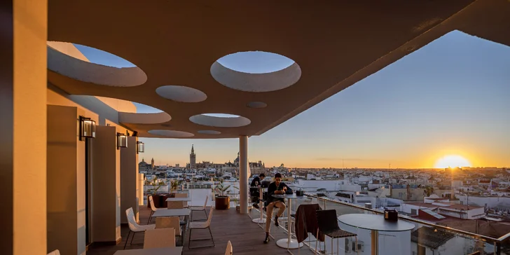 Absolútnym klenotom hotela je potom The Roof Giralda, strešná reštaurácia s terasou.
