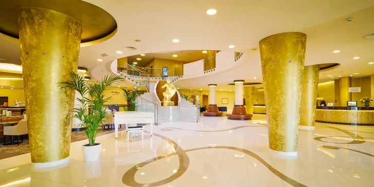 Hotelové lobby působí už na první pohled luxusním dojmem.