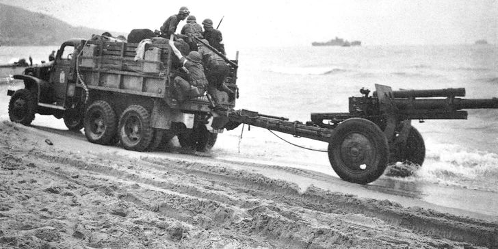 Jimmy byl velice univerzální automobil. Tady kratší typ GMC CCKW 352 A2 jako dělostřelecký tahač 105mm houfnicce.