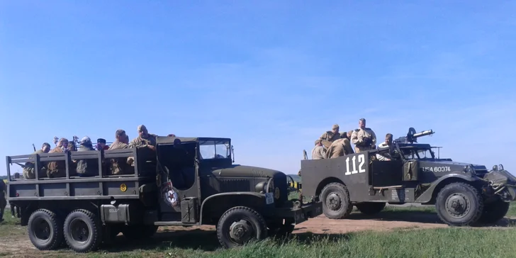 Na oslavách osvobození jezdí v koloně i s pancéřáky, zde americký M3 Scout Car.