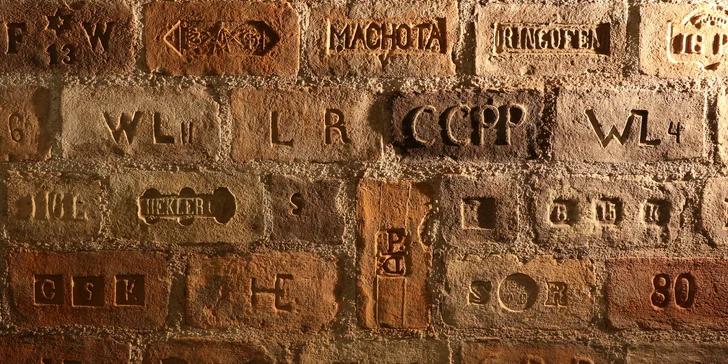 Zakomponovaná výstava historických cihel