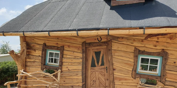 Stačí len vyjsť z chalúpky, urobiť pár krokov a hneď ste v Pekelnom šenku, kde si pochutíte na mnohých dobrotách.