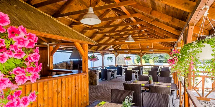 Bar a záhrada s altánkom.