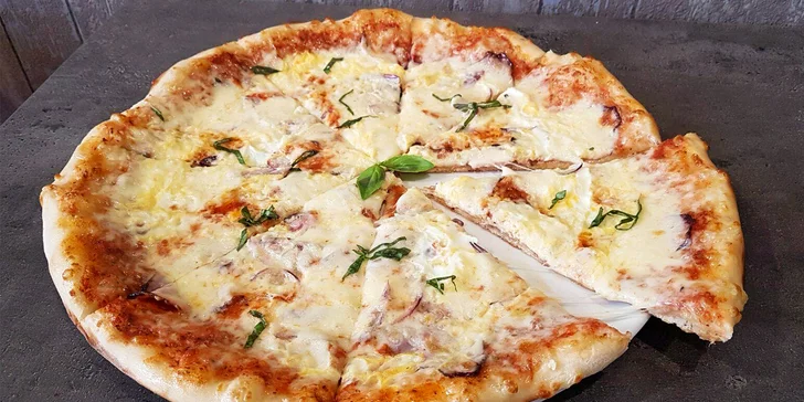 Dvojici i těch nejhladovějších strávníků tu spolehlivě zasytí dvě 40cm pizzy, které si vyberete z podobně velkého jídelního lístku.