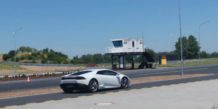 Jízda ve Ferrari, Lamborghini, Porsche, Nissanu či rally taxi Ford a závodní simulátor ve virtuální realitě