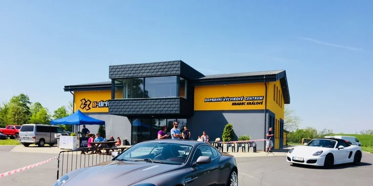 Jízda ve Ferrari, Lamborghini, Nissanu, Aston Martinu nebo Porsche a simulátor Škoda Fabia WRC