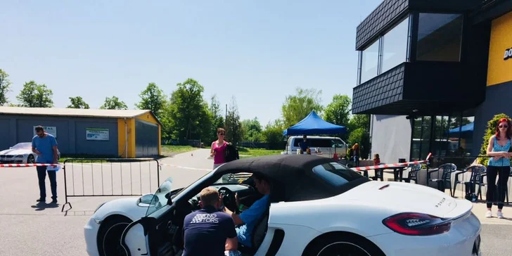 Jízda ve Ferrari, Lamborghini, Nissanu, Aston Martinu nebo Porsche a simulátor Škoda Fabia WRC