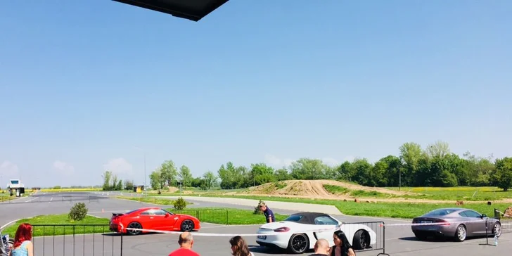 Jízda ve Ferrari, Lamborghini, Nissanu, Aston Martinu nebo Porsche a simulátor Škoda Fabia WRC