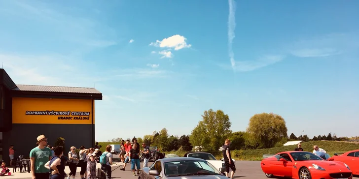 Jízda ve Ferrari, Lamborghini, Nissanu, Aston Martinu nebo Porsche a simulátor Škoda Fabia WRC