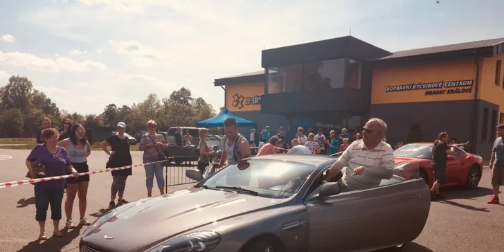 Jízda ve Ferrari, Lamborghini, Nissanu, Aston Martinu nebo Porsche a simulátor Škoda Fabia WRC