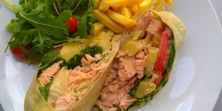 Čerstvá napěchovaná tortilla s grilovaným lososem, zeleninou a hranolky