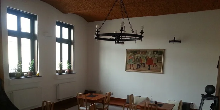 Příjemné posezení ve vinném sklepě "ve staré tvrzi" Ujezd u Brna