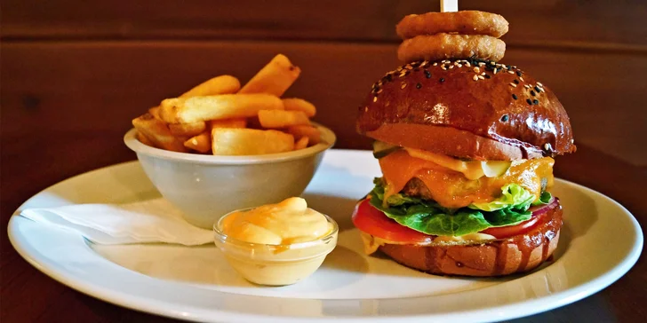Hovězí burger podle výběru ze 3 druhů, steakové hranolky a dip pro jednoho