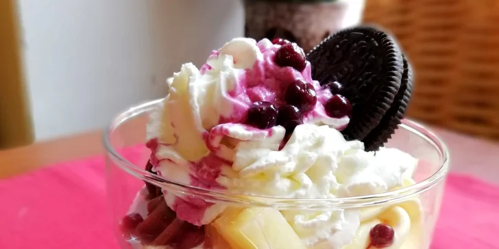 Letní mlsání: dva zmrzlinové poháry se sušenkou Oreo a ledová káva pro dva