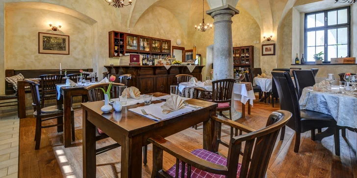 Zámecký pobyt v Třešti s hodováním v restauraci i vstupem do aquaparku