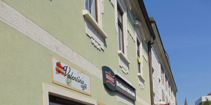 Dvě palačinky se zmrzlinou, ovocem a čerstvou šlehačkou
