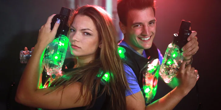 Hra laser game, jízda na simulátoru virtuální reality a pizza i nápoj